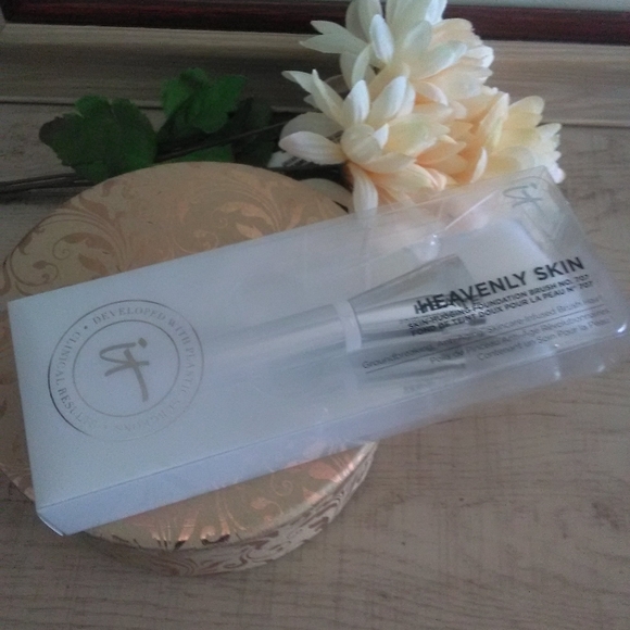 BNIB IT COSMETICS Heavenly Skin Brush #707 - Picture 5 of 5